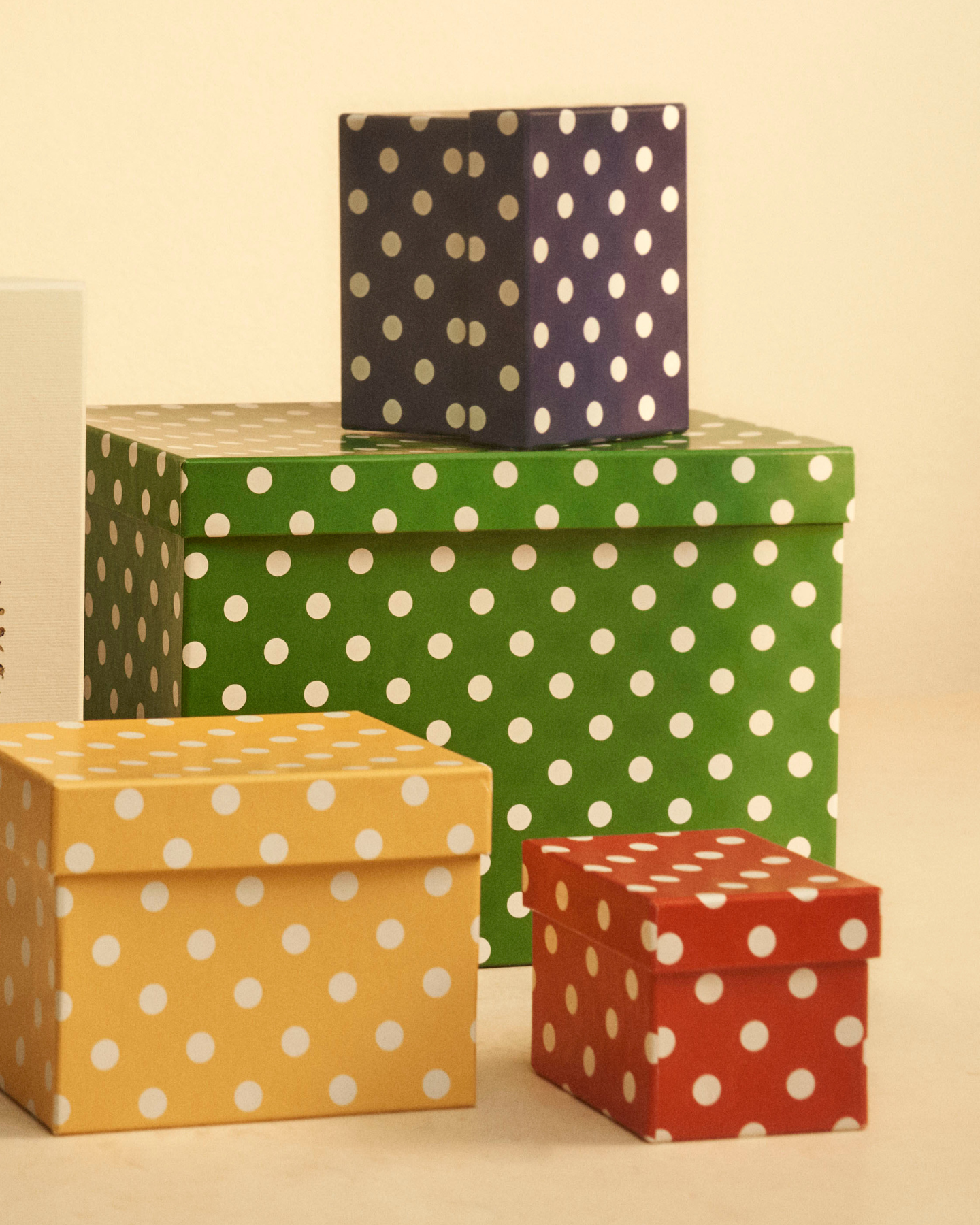 Uova di Cioccolato al Latte Ripiene di Dolci