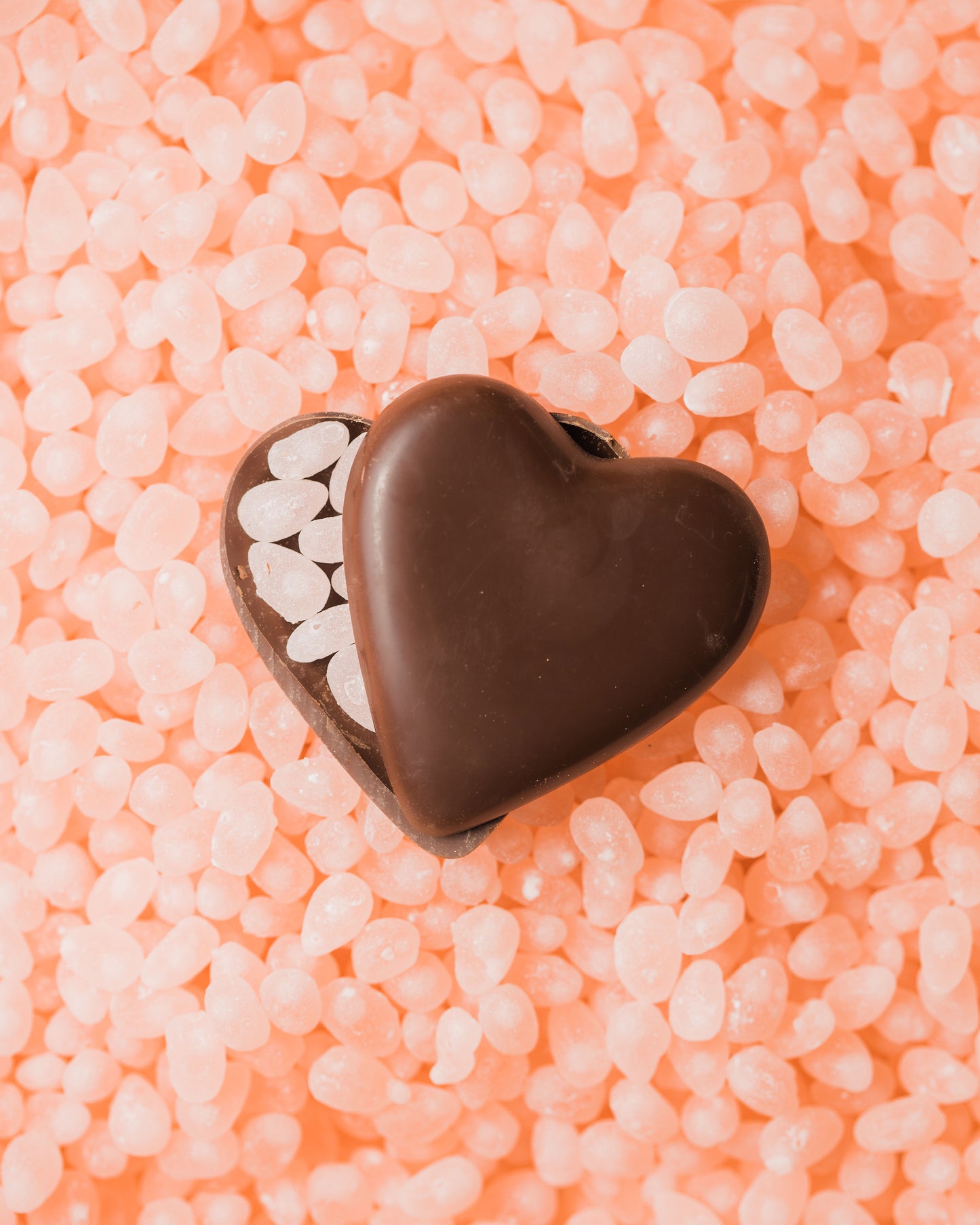 Cuore di cioccolato fondente ripieno di gocce di rosolio alla rosa